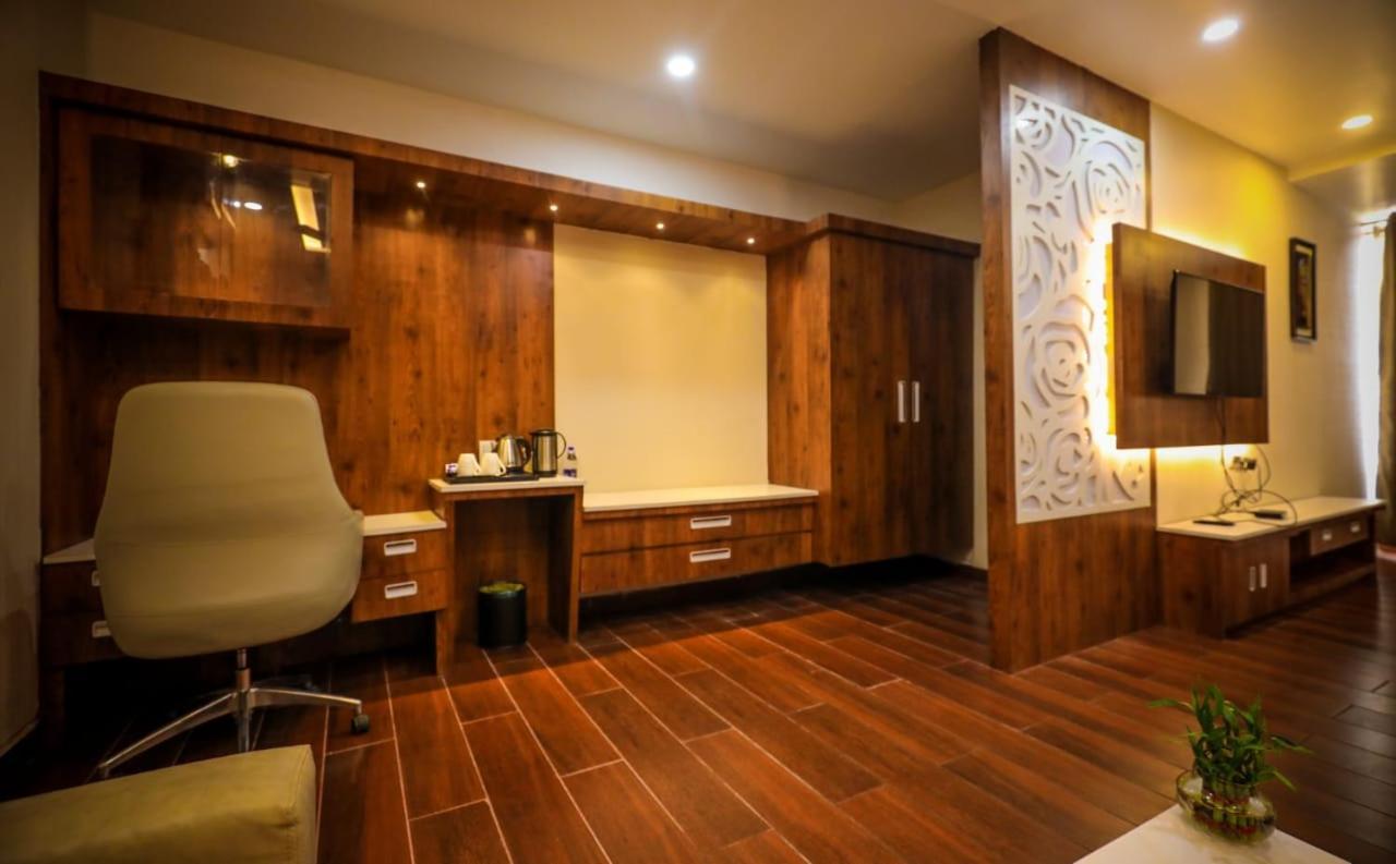 Hotel Yuvraj Grand Jabalpur Buitenkant foto